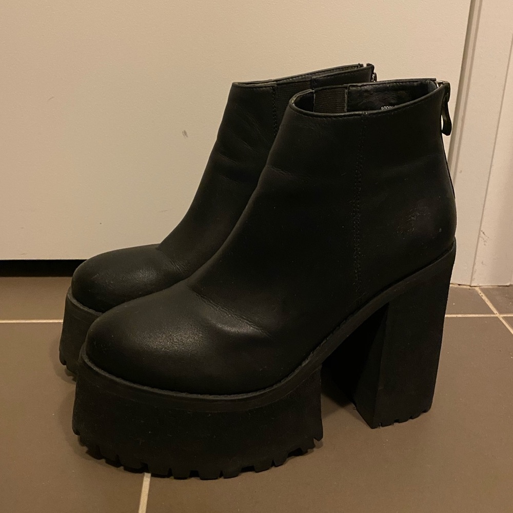 Almost new! Faux leather booties
